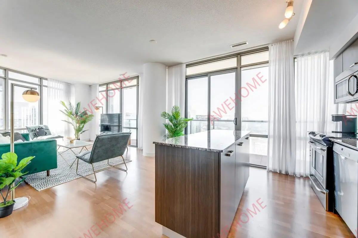 Sunny on Bay St63746457894531122