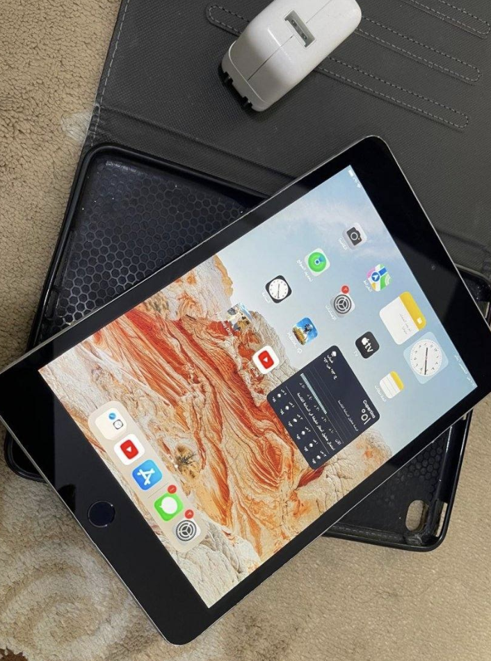 iPad Apple Mini 4 de cuarta generación de 16 GB con accesorios, cargador original y cable