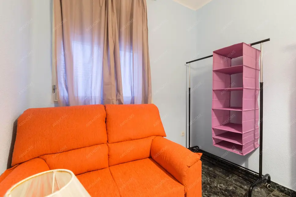 Muy bonito dormitorio individual en el barrio bien comunicado de Ventas
