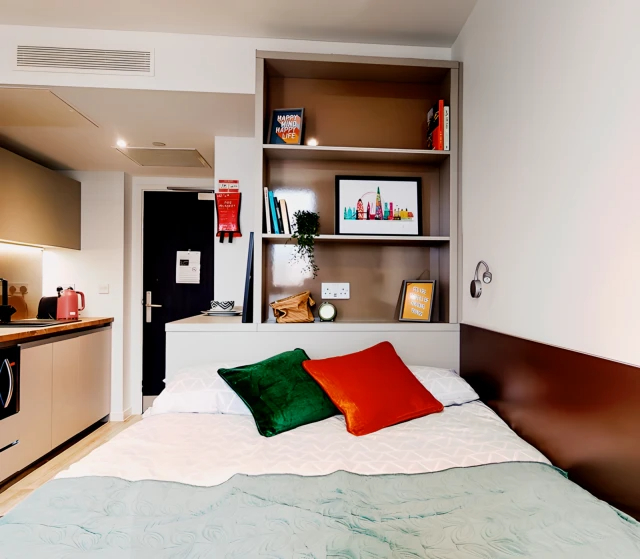 Lit Ealing Residence64088785836545127