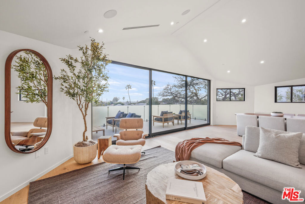 2530 Beverley Avenue, Santa Monica CA, 9040563680414970625121