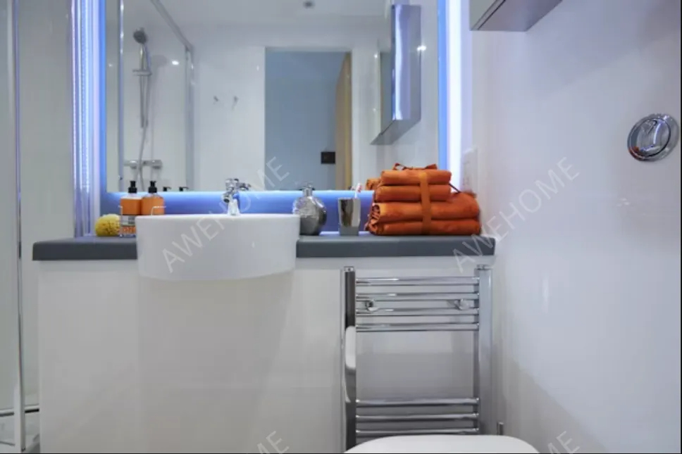 Mannequin House - Baño privado en bronce