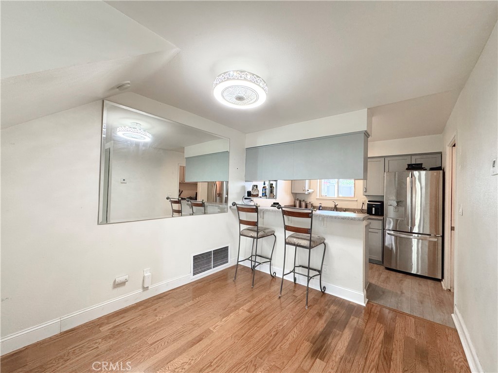 22131 Oxnard Street Woodland Hills CA, 9136764131493128323120