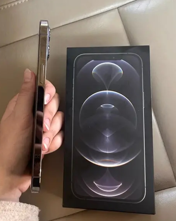 iPhone 12 Pro Max con estuche en muy, muy buen estado