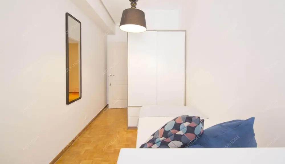 Interesante habitación individual cerca de la estación de transporte de Chamartín