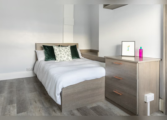 Hyde Park, Leeds Four Bed Flat