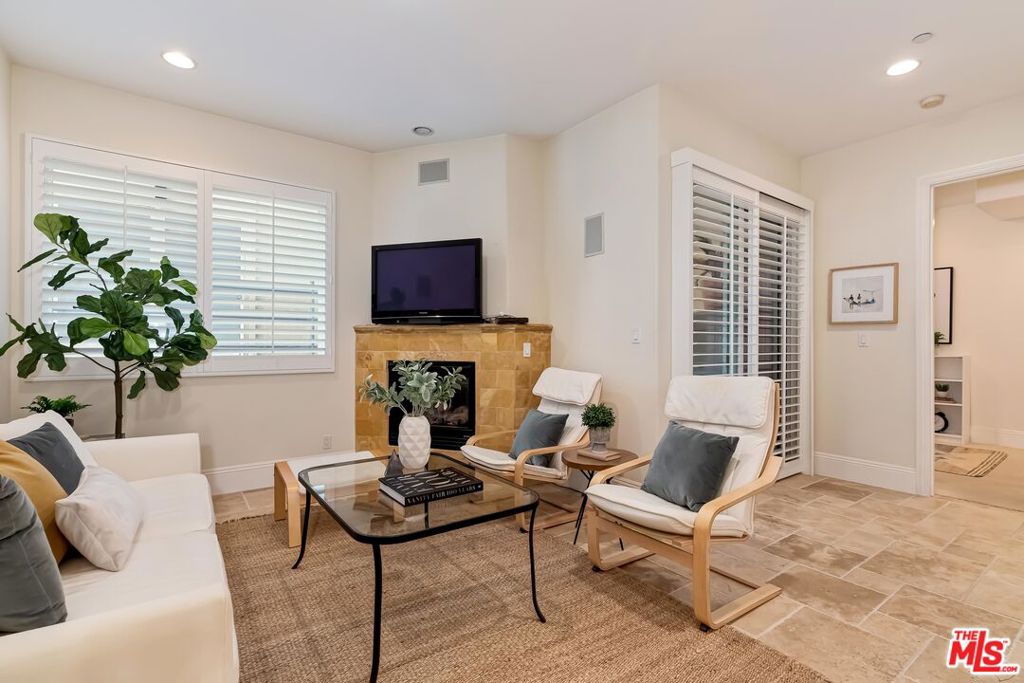 16123 W SUNSET Boulevard 204 Pacific Palisades CA, 9027264112796580225120