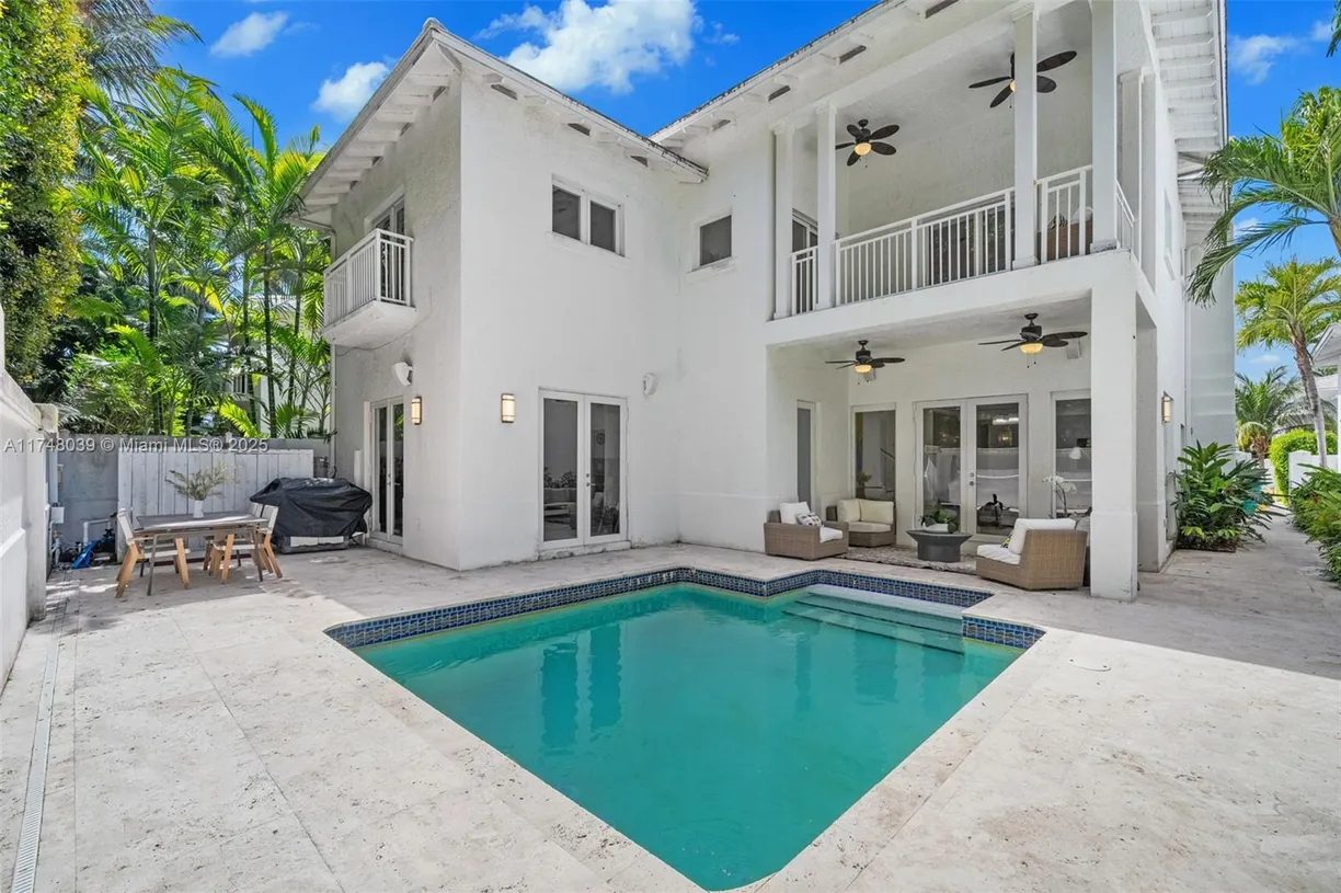 6 Coconut Ln