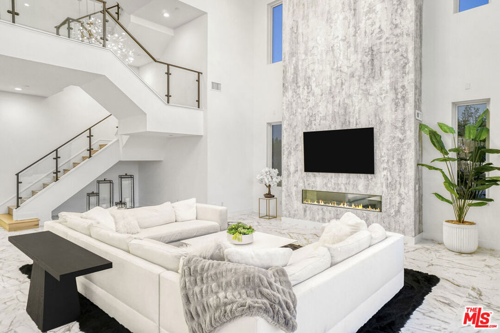 20312 W Willoughby Lane Porter Ranch CA, 9132663633611777409122