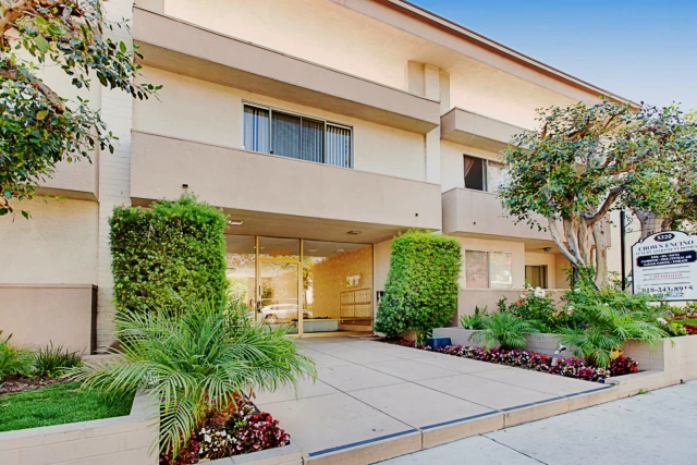 Crown Encino Apartment Homes63581250919169120