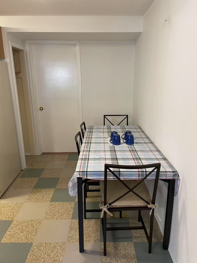 [South Surrey] Entire First Floor for Rent in South Surrey Detached House: 3 Bedrooms, 2 Living Rooms, 1 Kitchen, 2 Bathrooms63300509622659124