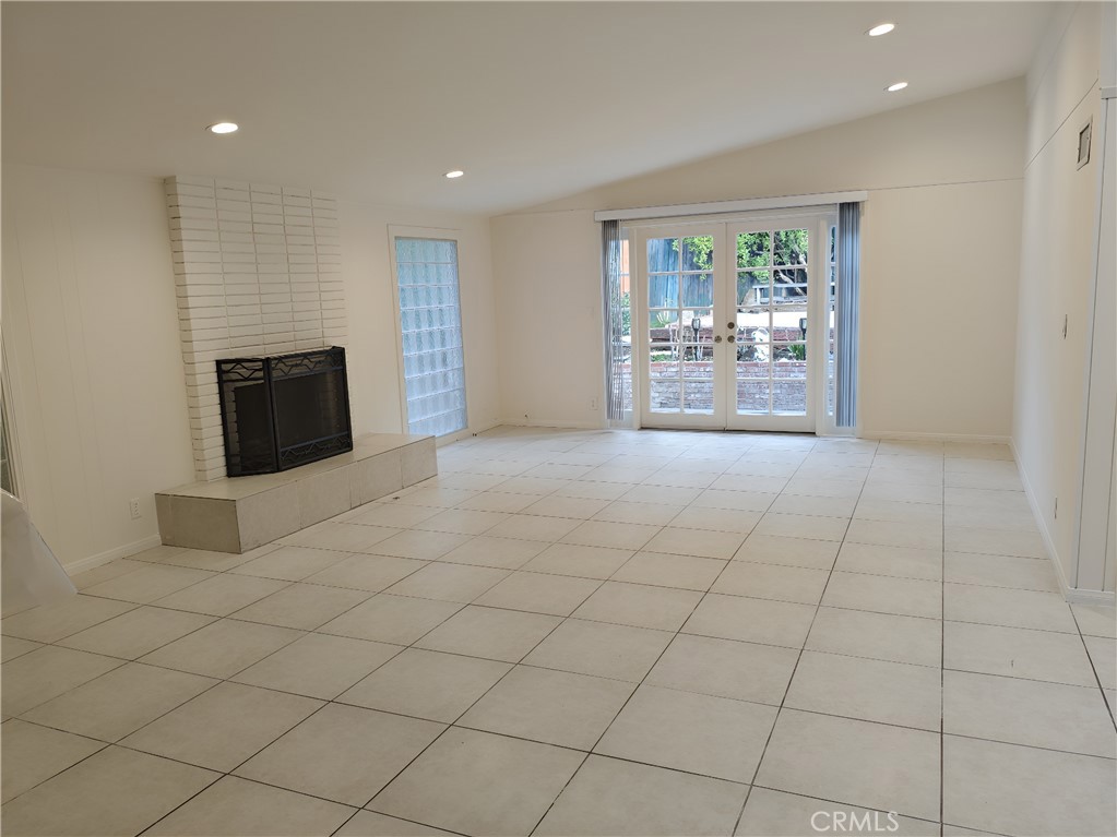 22028 Independencia Street Woodland Hills CA, 9136463868294717569120