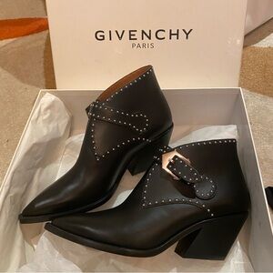Givenchy Ankle Boots64331279904386121