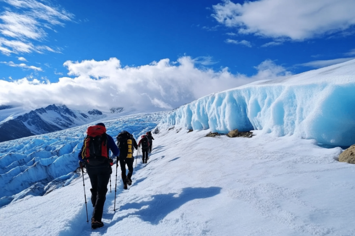 <1 Day> [12-Person Small Group | Blue Ice Wonderland] Round-trip from Anchorage Matanuska Glacier Hiking: Hotel Pick-up & Drop-off in Anchorage + Entrance Fees + Equipment Provided, 2-3 Hour Hiking Experience + Chinese-Speaking Guide + Daily Departure, Optional Helicopter Flight Over Glacier + Glacier Landing (Minimum 4 People)64119186716546120