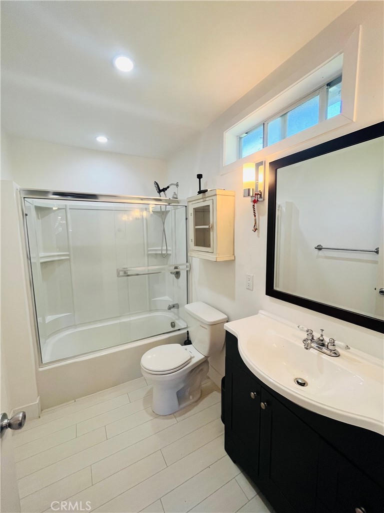 22149 Victory Boulevard Woodland Hills CA, 9130363626208075011122