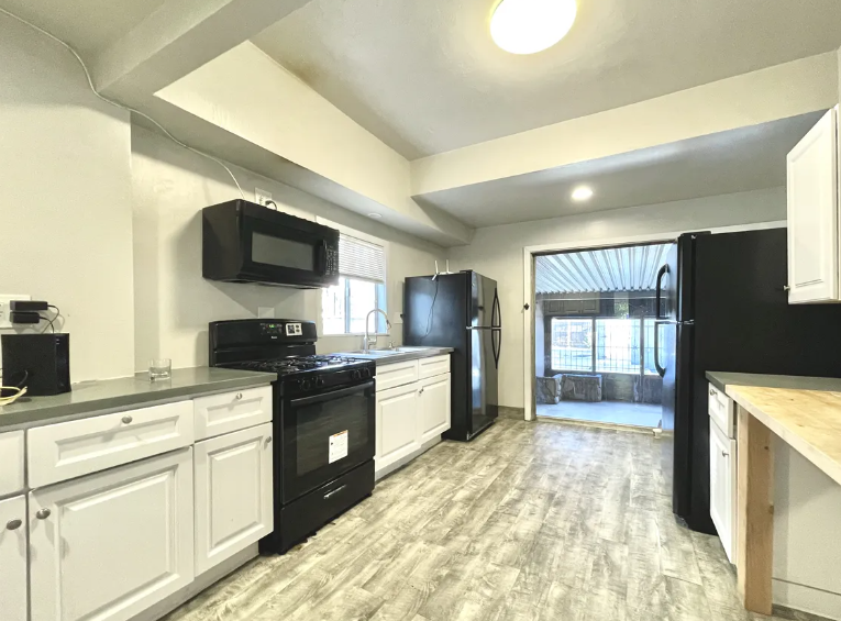 1196 1/2 W 36th St63432807446787120