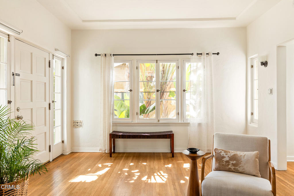 2011 N Beachwood Drive Los Angeles CA, 9006864139822500610122