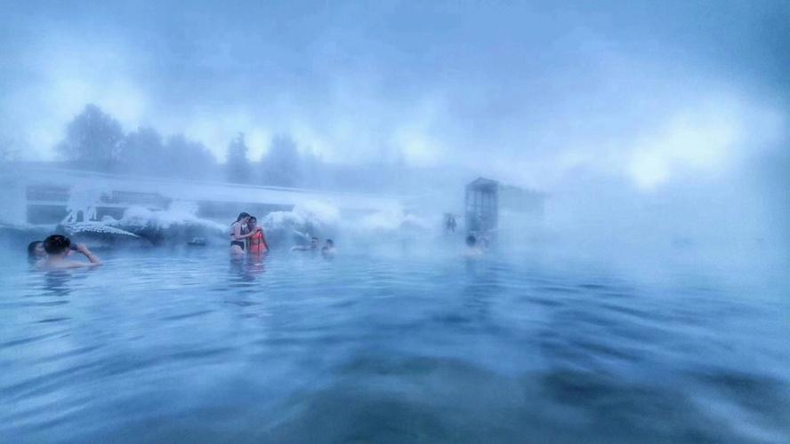 <1 día>【Grupo pequeño de 12 personas | Baño termal al aire libre en tendencia】Lo imprescindible en Fairbanks: Baño termal en Chena Hot Springs: Desafía el contraste entre hielo y fuego + Museo de esculturas de hielo + Prueba el cóctel especial en vaso de hielo, traslado desde y hacia hotel designado, tren aurora boreal con ventanas panorámicas de 270° + ventanas y asientos calefaccionados, traslado desde y hacia hotel + bebidas calientes incluidas + guía conductor en chino (grupo mínimo de 4 personas)64118961197186121