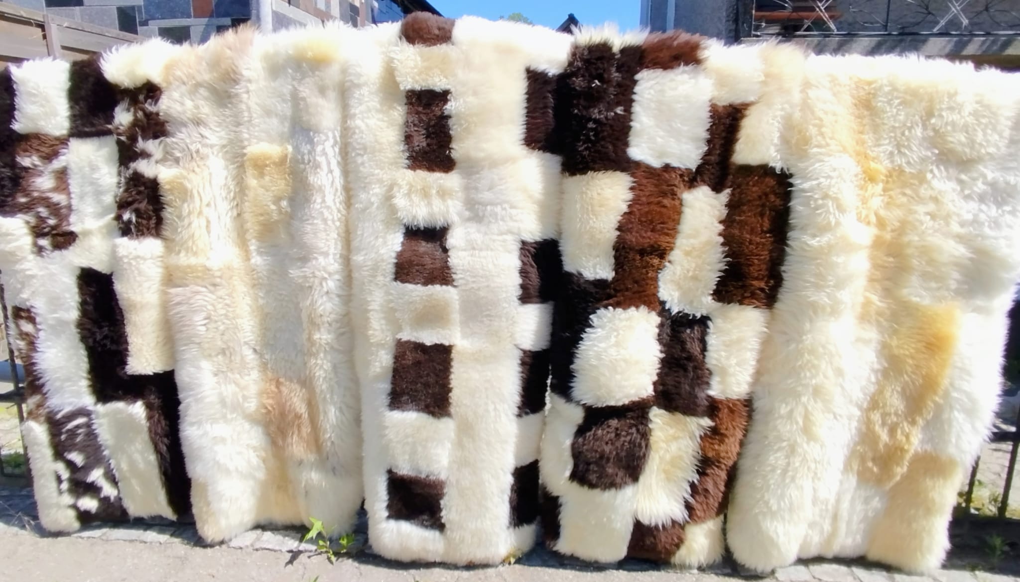 Alfombra de parches única de piel de cordero de 2 m – Alta calidad en venta