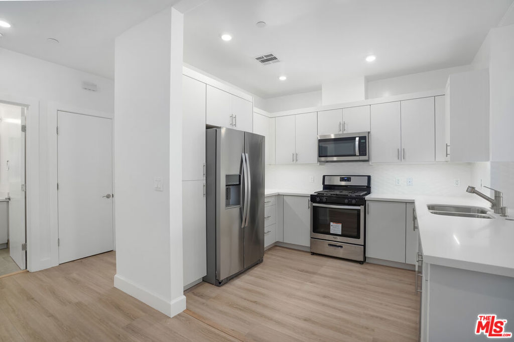 1832 S Barrington Avenue 201 Los Angeles CA, 9002564089107875970121