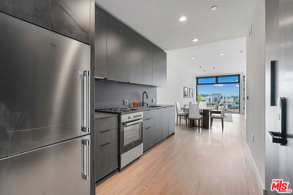 3688 Overland Avenue 623 Los Angeles CA, 9003464132274899458121