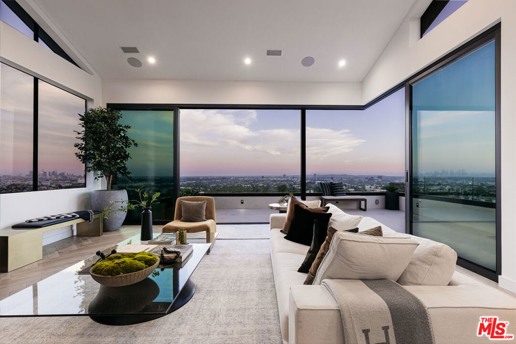 7866 Fareholm Drive Los Angeles CA, 9004663712222380803122