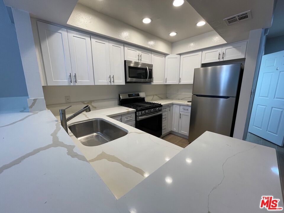 7327 Willoughby Avenue 3 Los Angeles CA, 9004664085085700866123