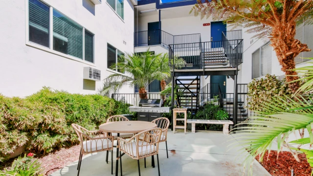 Hollywood Hills Apartments63448483178625122