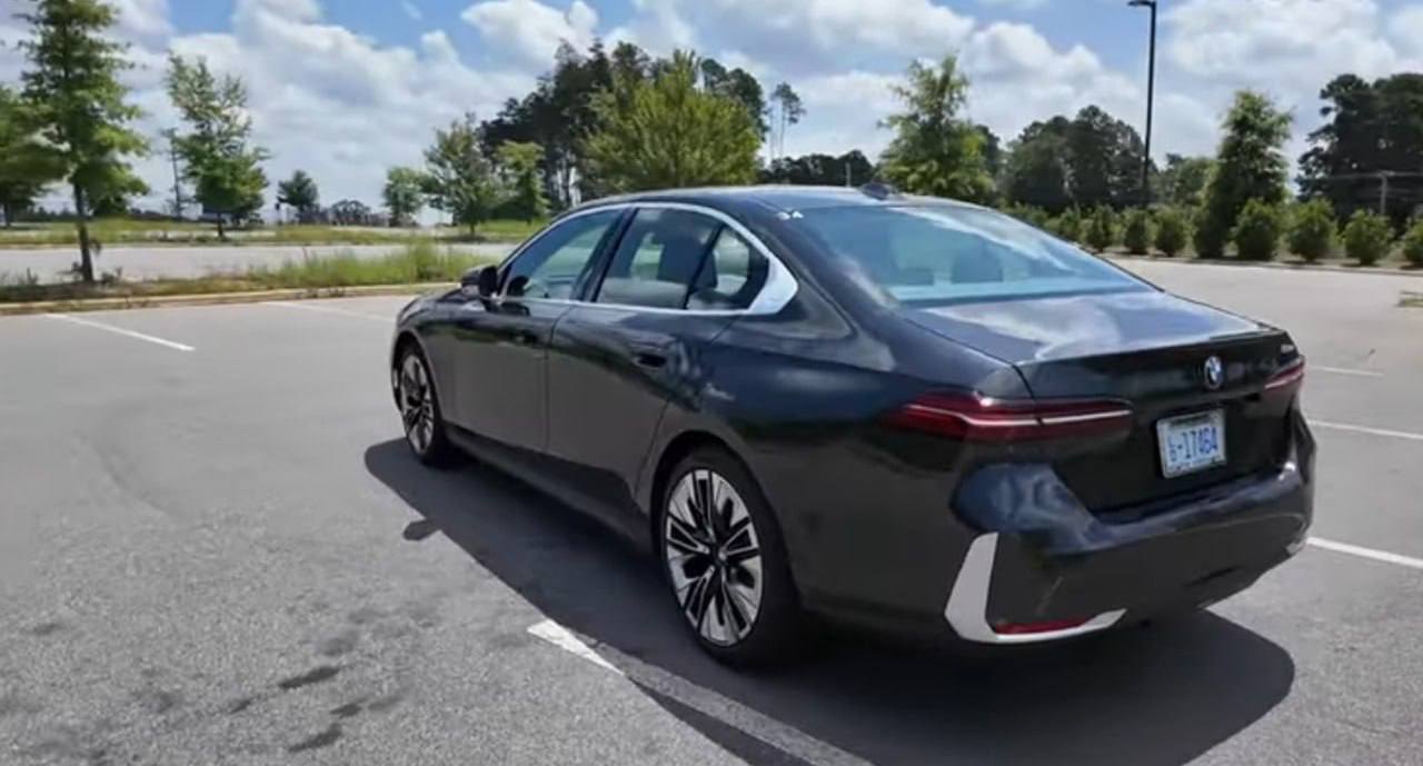 El BMW 520 también puede incluir diferentes variantes según el tamaño del motor, la potencia y otras especificaciones. Por ejemplo, podrías ver diferentes versiones como la 520i (a menudo con un motor de cuatro cilindros)64358093911298122