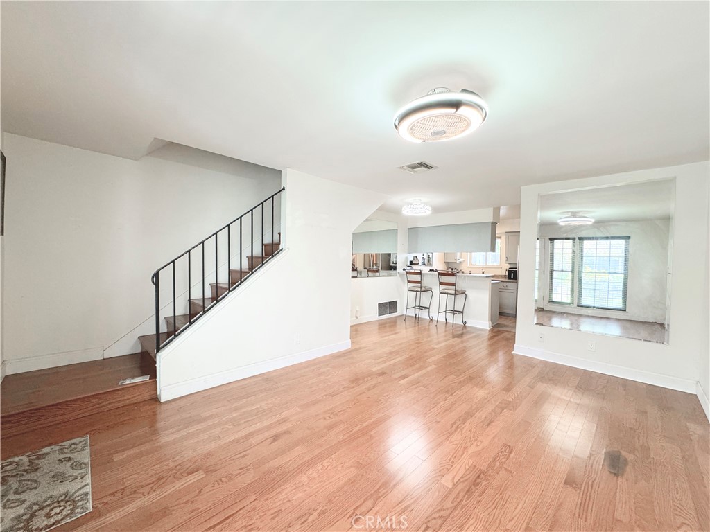 22131 Oxnard Street Woodland Hills CA, 9136764131493128323122