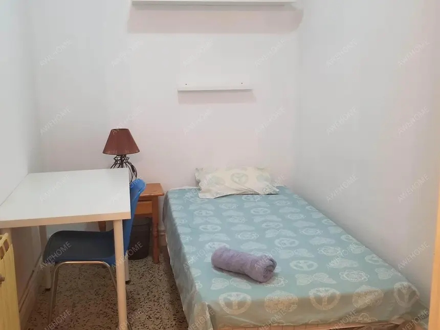 Habitación individual acogedora en un apartamento de 5 habitaciones, cerca de la estación de metro Anton Martín