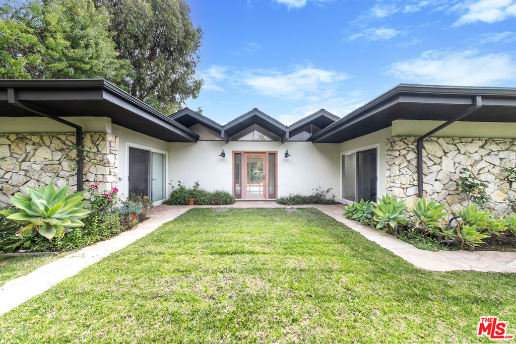 656 N Bonhill Road Los Angeles CA, 9004963867128977921120