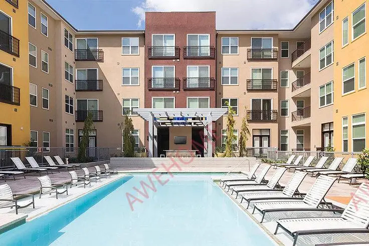Griffis at the Domain 30063669943120259120