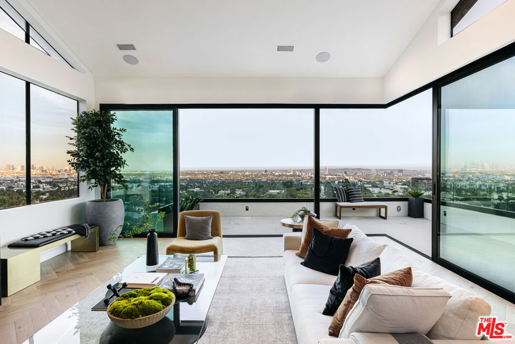 7866 Fareholm Drive Los Angeles CA, 9004663712222380803121