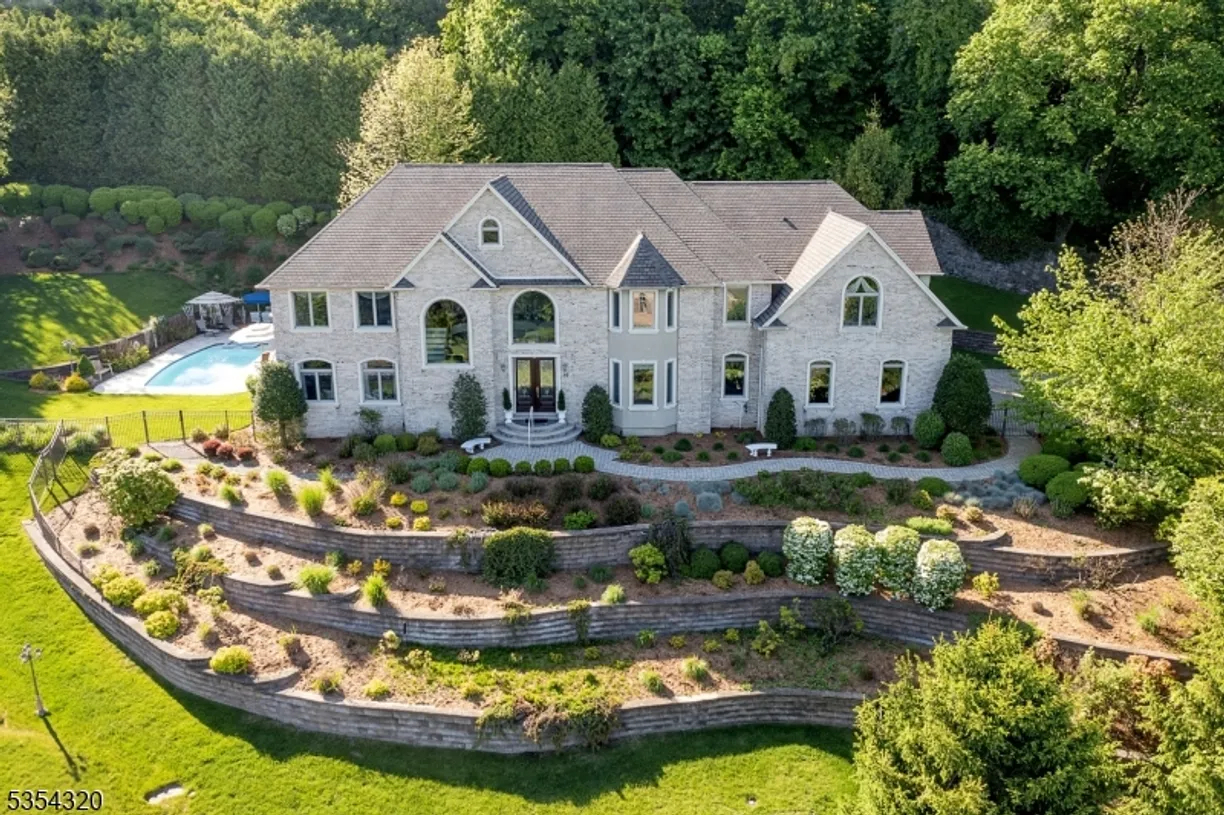 37 Gregory Ave