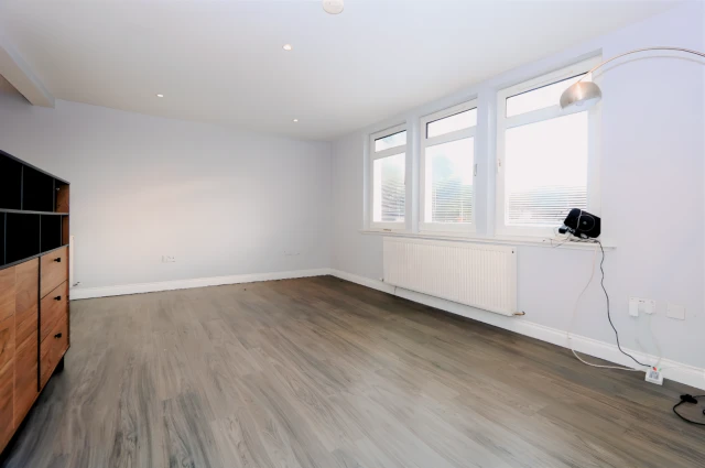 3Bedrooms, 1Bathrooms Creityhall Road, G63 0JA, Glasgow
