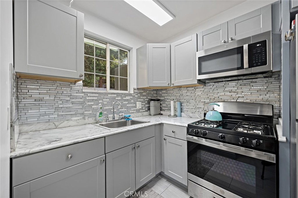 $2,000/month 2406 W 76TH ST Inglewood CA, 9030564068159645186122