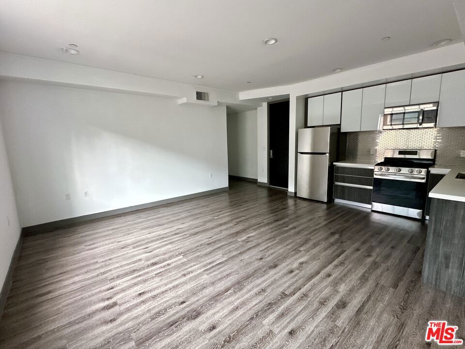 552 N Hobart Boulevard 202 Los Angeles CA, 9000463868113380867120
