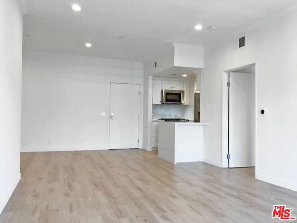 301 S SWALL Drive 102 Los Angeles CA, 9004864101728551682120