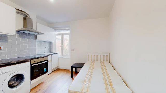 Studio Warwick Road 22800#, London
