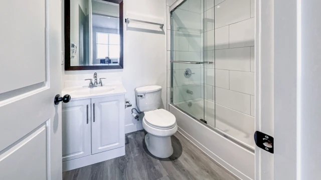 1426 1/2 W 38th St63624279481985121