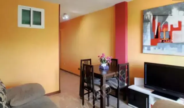 Spacious double or twin bedroom in a 5-bedroom apartment in Alcalá de Henares