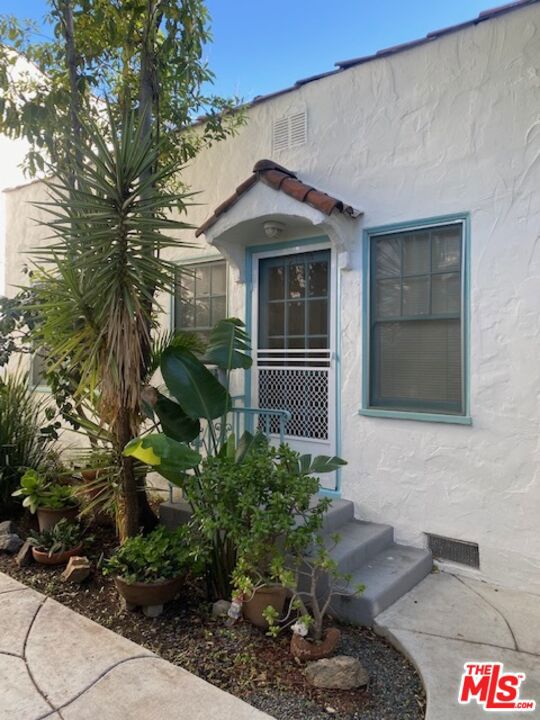 1040 N Sweetzer Avenue 1/2 West Hollywood CA, 9006964112848167939121