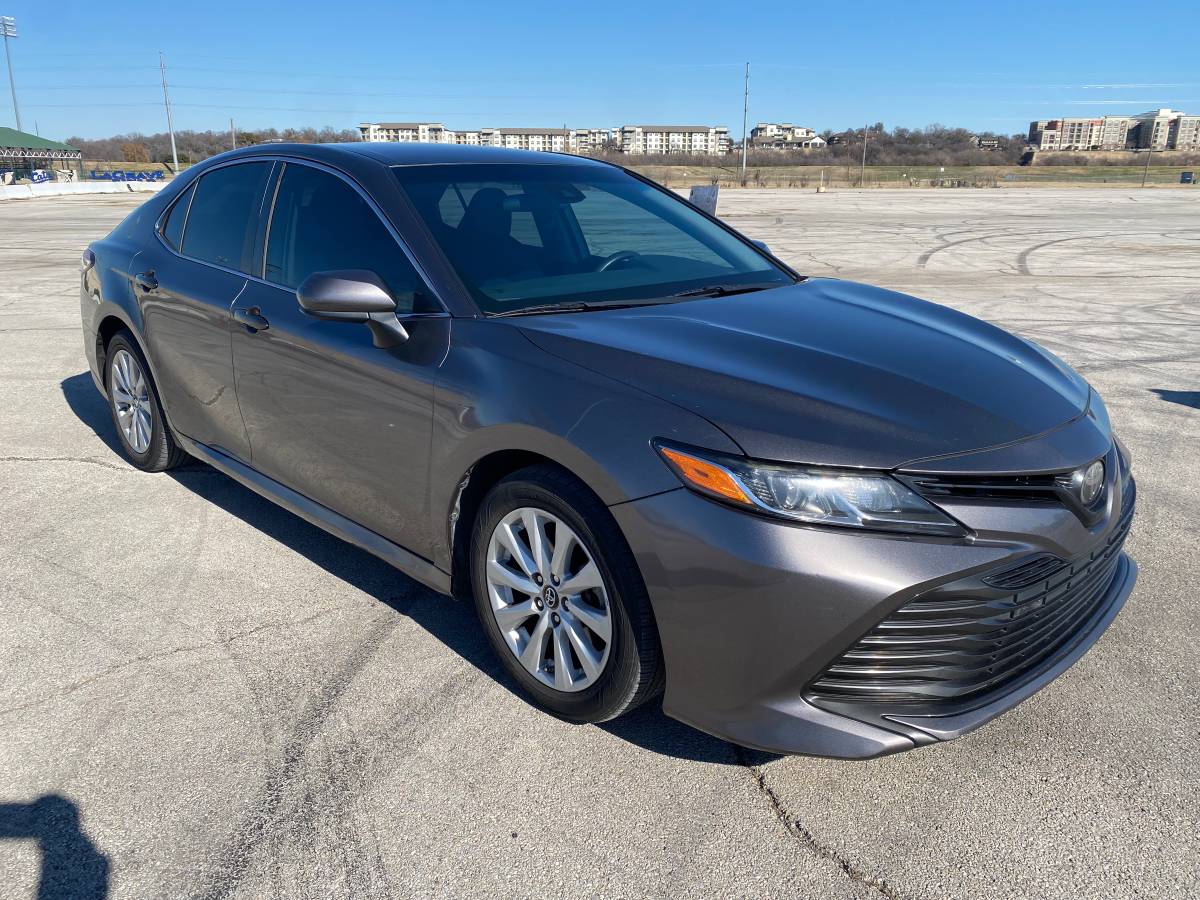 2018 TOYOTA CAMRY LE $4,000 PRECIO TOTAL