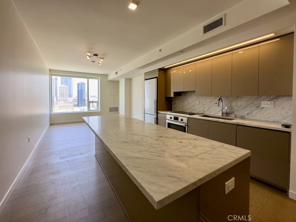 1050 S Grand Avenue 1808 Los Angeles CA, 9001564130386727425122