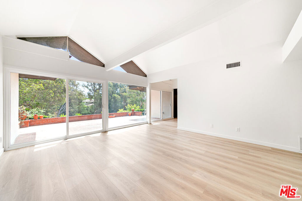 656 N Bonhill Road Los Angeles CA, 9004963867128977921122