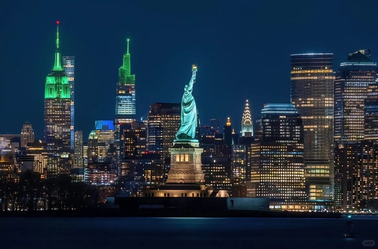 <1 día> Recorrido completo de Nueva York en un día: Toro de Wall Street + Torre del WTC + Crucero Estatua de la Libertad + Times Square + Observatorio del World Trade Center + Museo de Arte Moderno de Nueva York (MOMA)64102108013187120