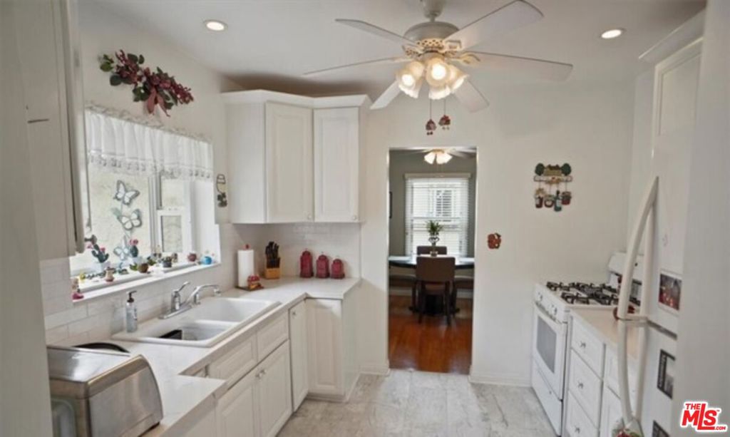 6453 Montgomery Avenue Lake Balboa CA, 9140663788952852097120