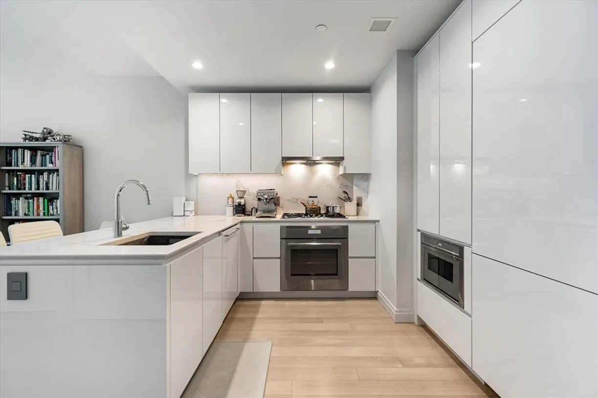 133 Seaport Blvd #1701