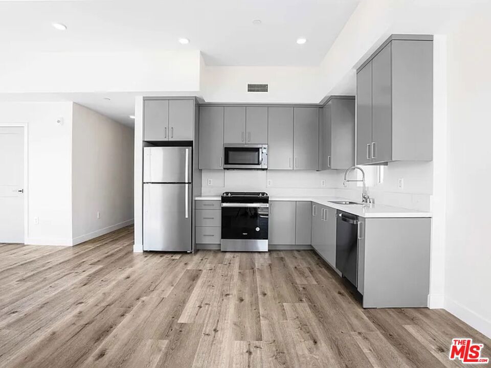 3308 Mentone Avenue A5 Los Angeles CA, 9003464097537876739122